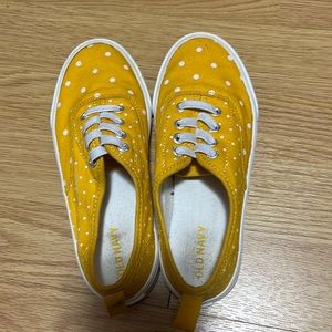 KIDS OLD NAVY GOLD AND WHITE POLKA DOT SLIP-Ons